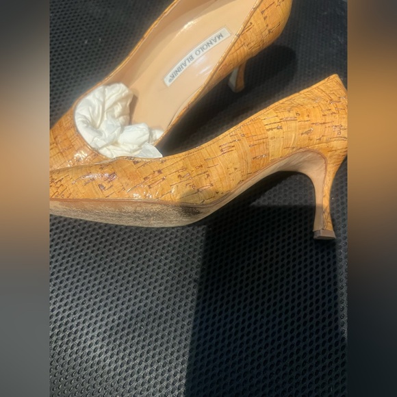 Manolo Blahnik color Textured Tan Heels sz 35 1/2 - Picture 2 of 5